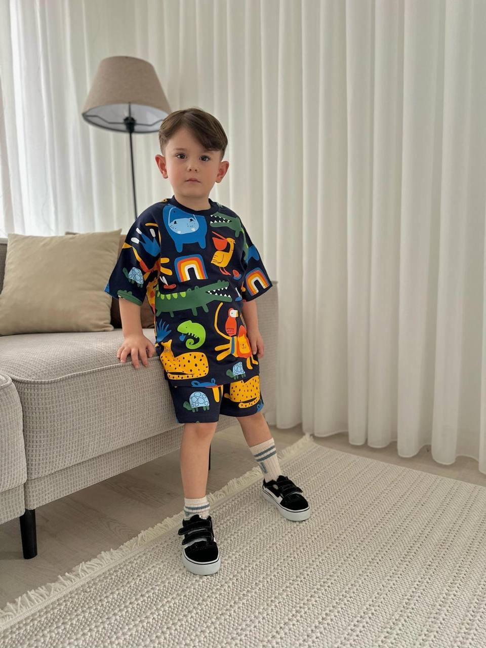 Sıyah üstüne renklı fıgur baskılı şortlu takım