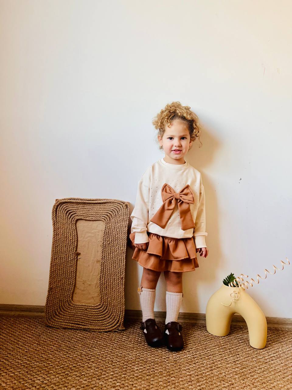 kahverengi, taşlı, fiyonk detaylı fırfırlı etekli takim