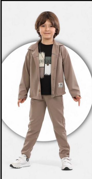 kahve tişörtlü üçlü takım