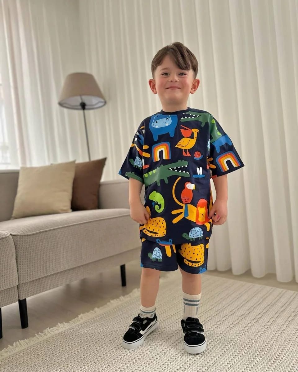 Sıyah üstüne renklı fıgur baskılı şortlu takım