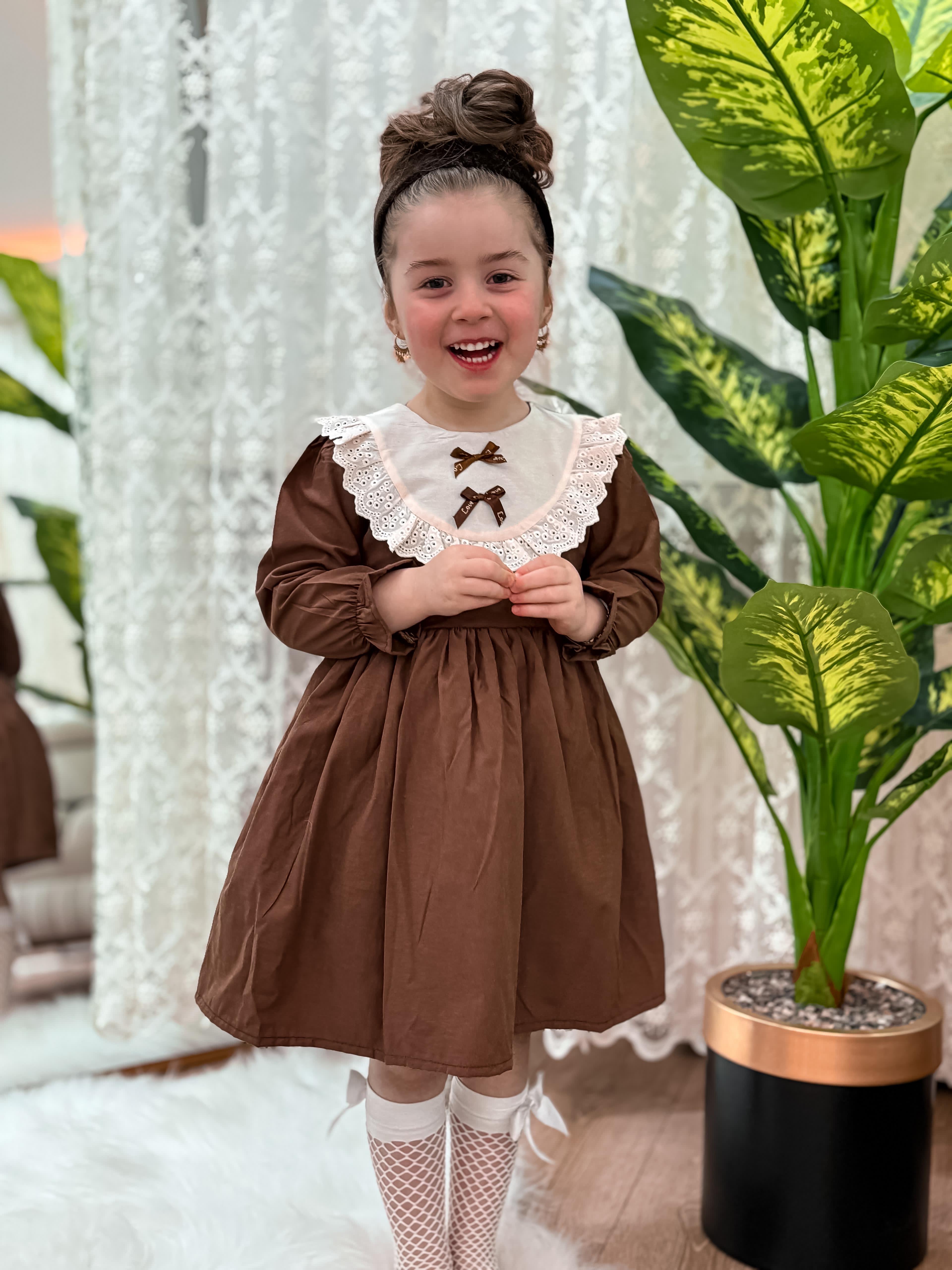 kahverengi fiyonk detaylı elbise