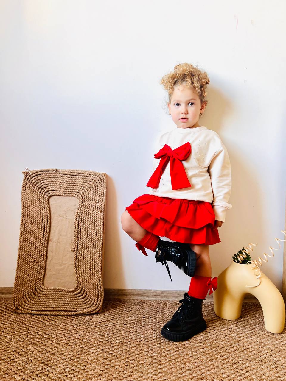 kırmızı, taşlı, fiyonk detaylı fırfırlı etekli takim