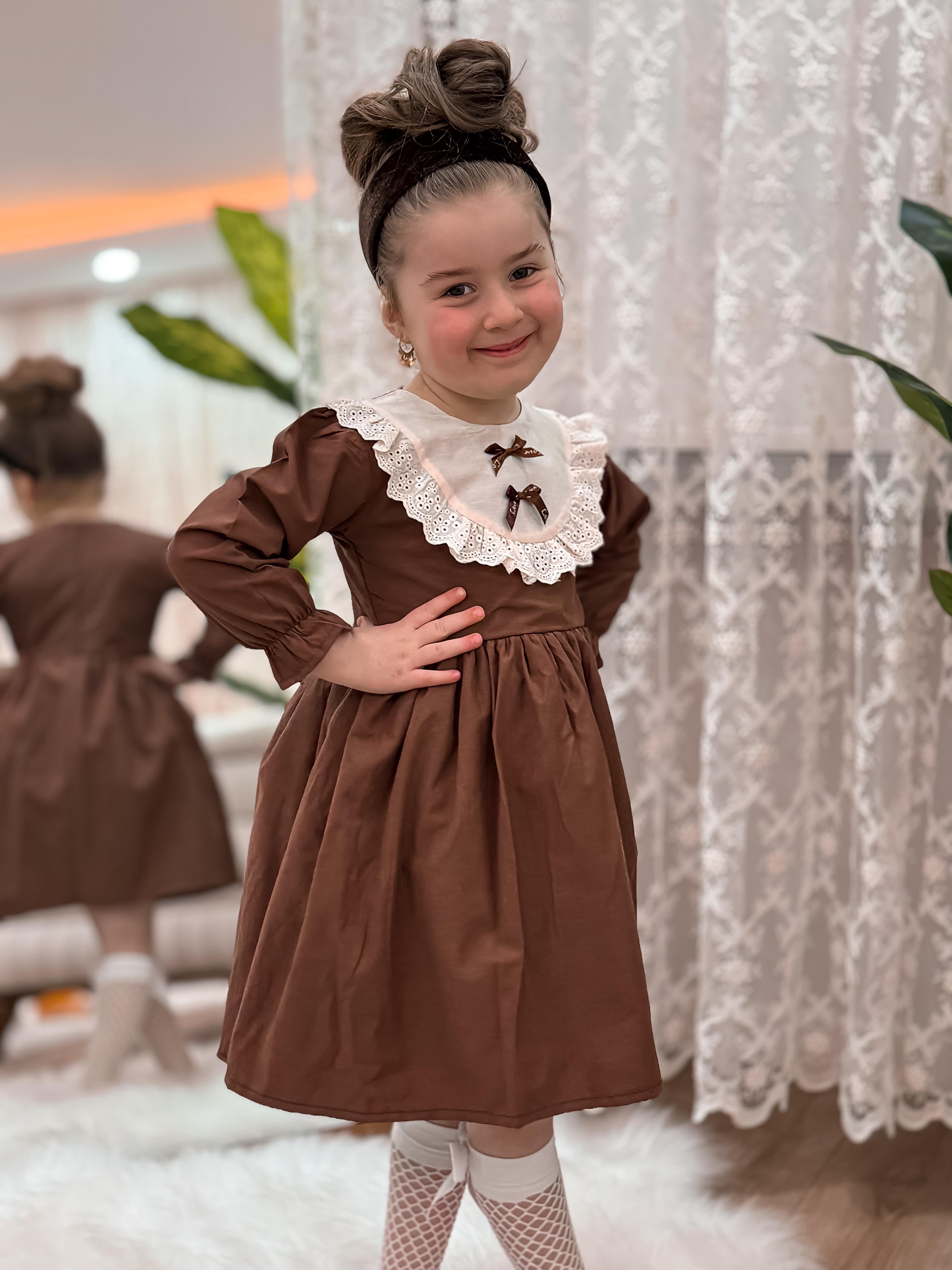 kahverengi fiyonk detaylı elbise